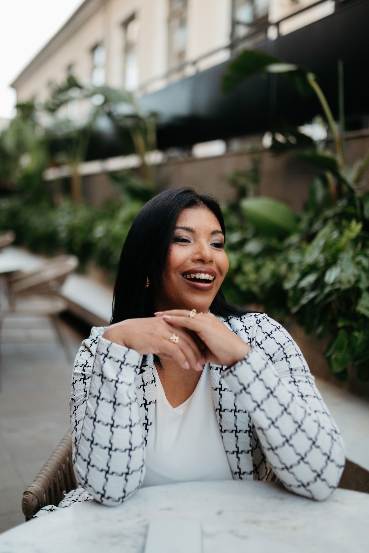 Emilli Adami sorrindo em ambiente externo